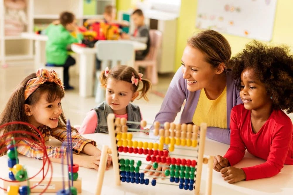 Professora ensinando crianças em sala de aula, representando a formação em Pedagogia